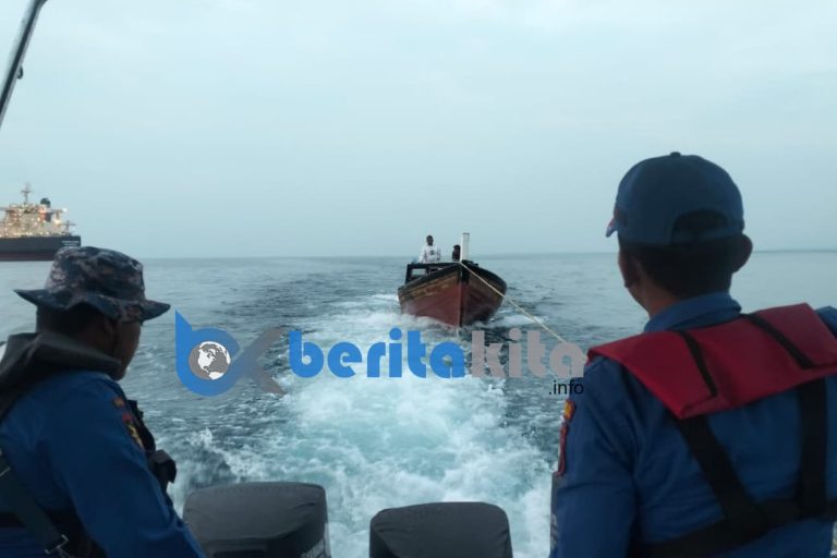 Kapal Hanyut ke Malaysia, Dua Nelayan  Berhasil Dievakuasi Satpolairud Karimun