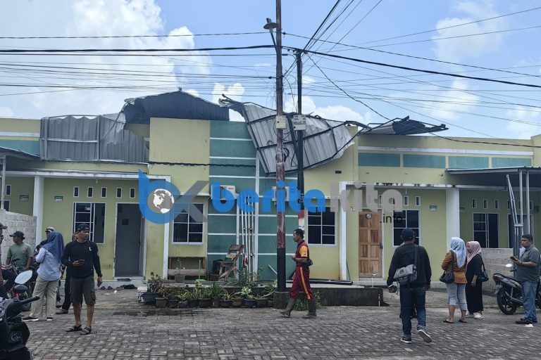 Diterjang Puting Beliung, 11 Atap Rumah di Komplek Gladiola Karimun Beterbangan 